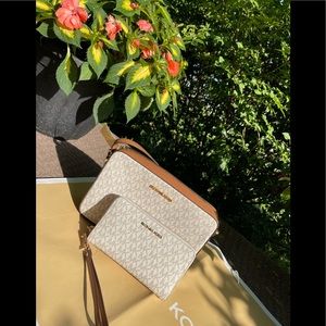 Michael Kors BUNDLE - Crossbody & Phone Wallet